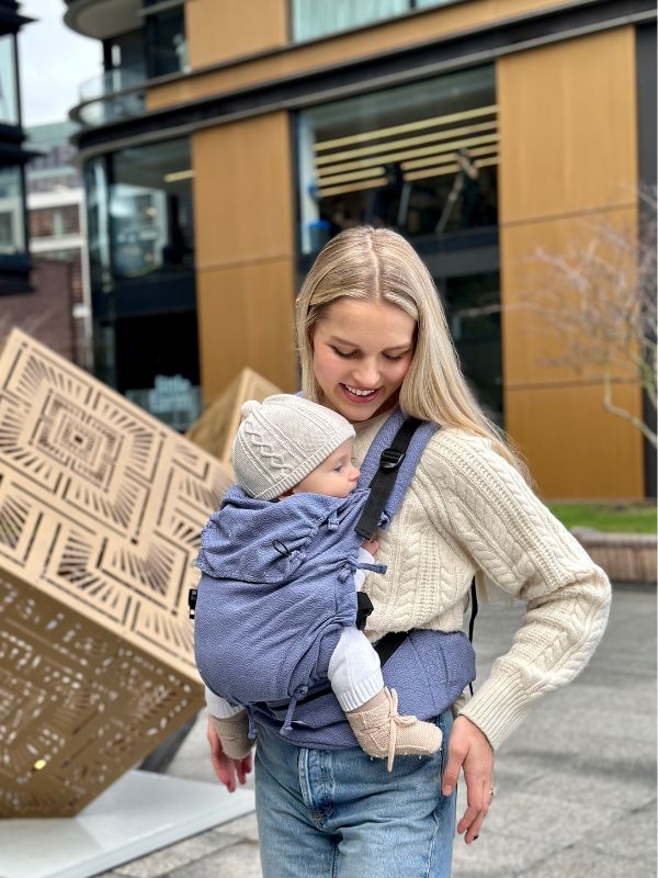 Imagen detallada de la Mochila Portabebés Quokkababy E-Carrier Blue Vives, destacando su tejido suave y transpirable para garantizar la comodidad del bebé y de la madre